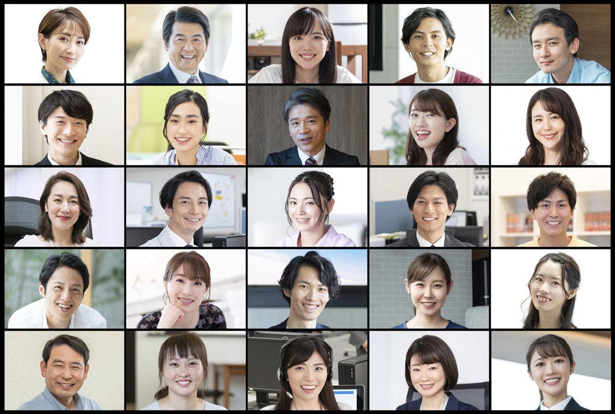 オンライン会議の画面に並ぶ人たち