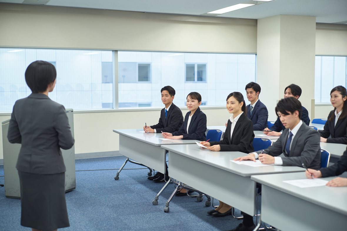 研修で説明を聞く社員たち
