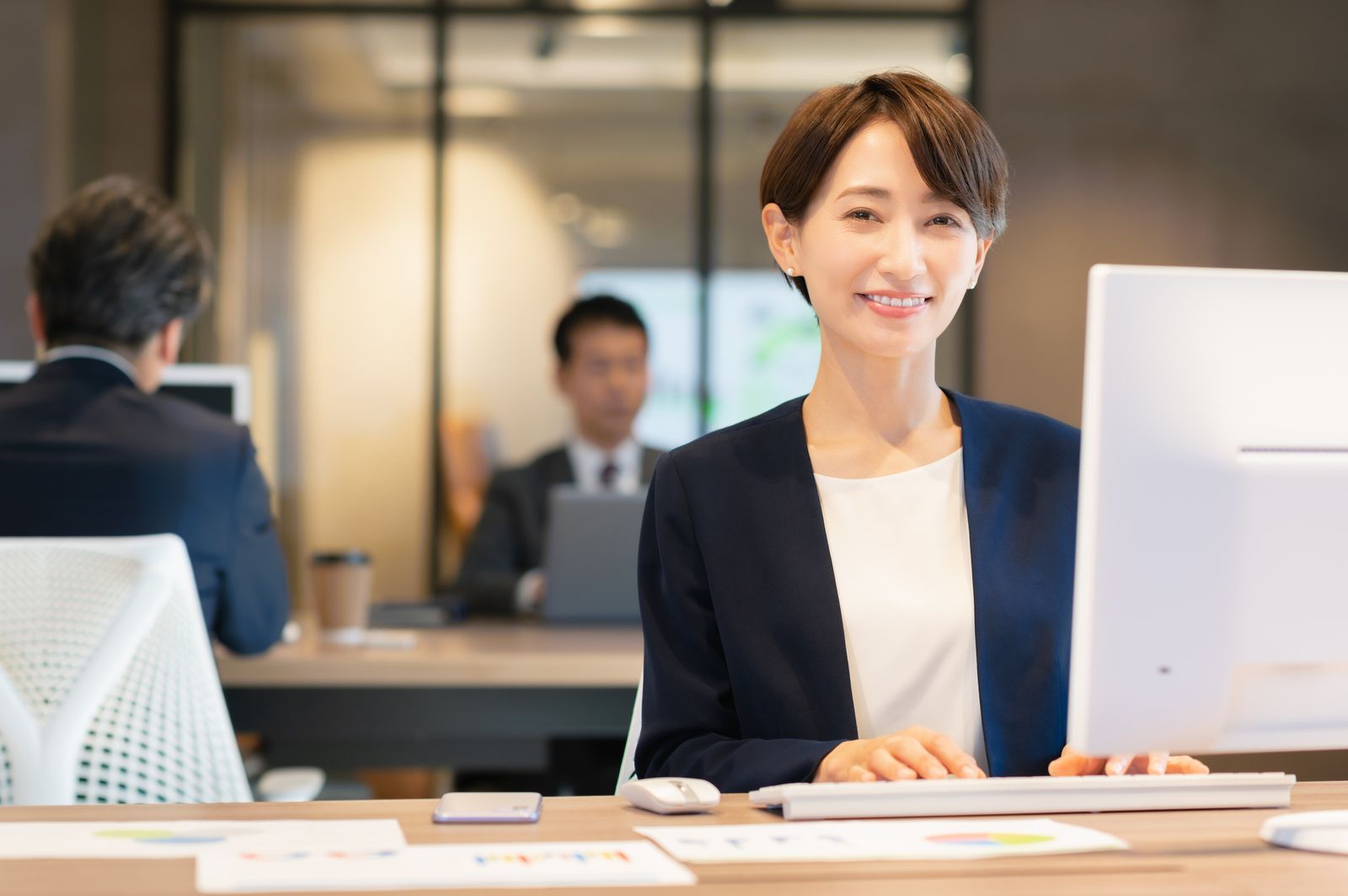 パソコンで作業をする女性