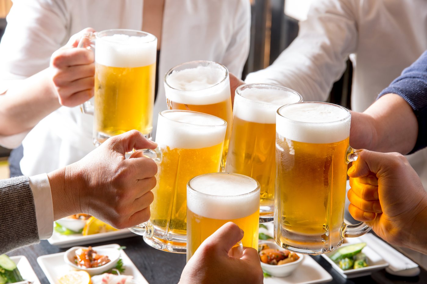 ビールのジョッキで乾杯する様子