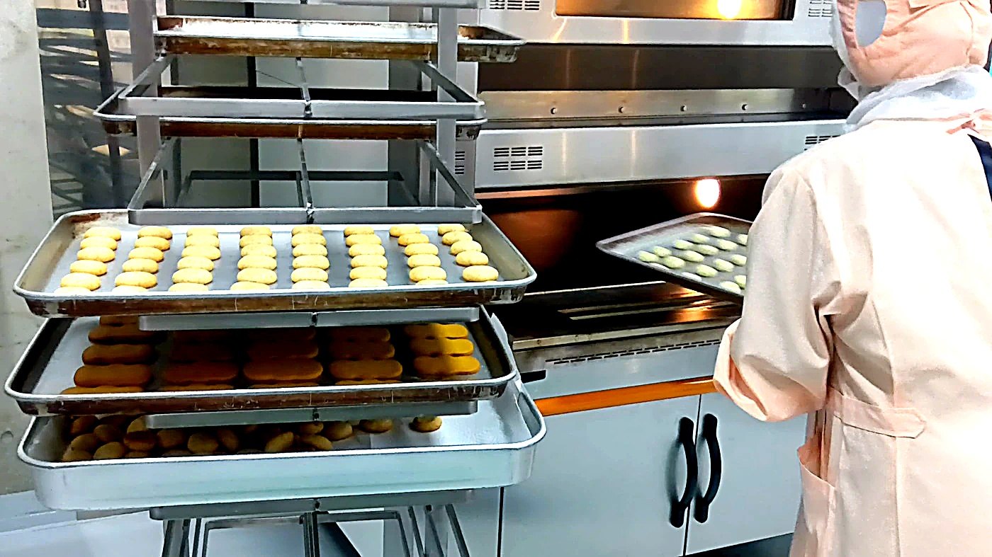 はんどinはんどの焼き場でクッキーを焼く様子